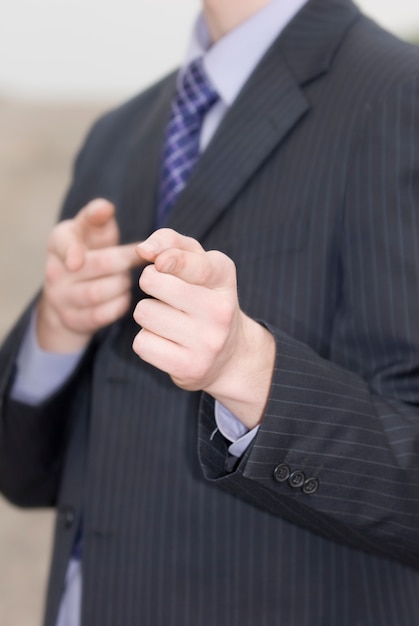Hombre de negocios apuntando los dedos