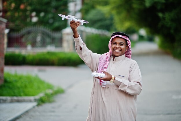 Hombre de negocios árabe del Medio Oriente posó en la calle con drones o quadcopter en las manos