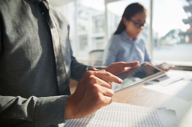 Hombre de negocios asiático información de navegación en pantalla táctil