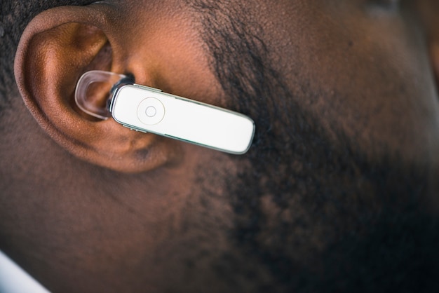 Hombre de negocios con auriculares en el aire