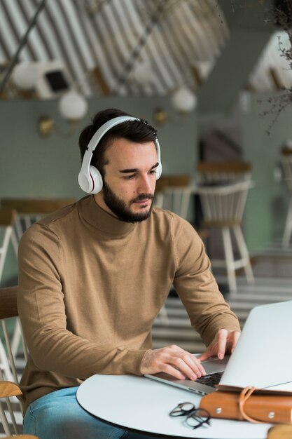 Hombre de negocios con auriculares trabajando