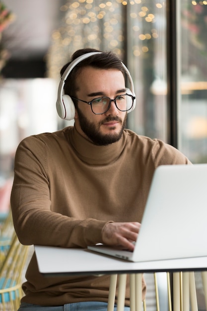 Foto gratuita hombre de negocios con auriculares trabajando