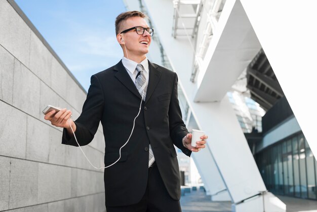 Hombre de negocios con auriculares