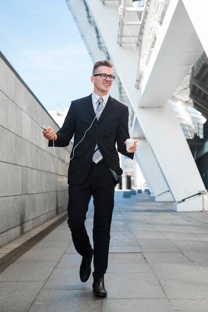 Hombre de negocios con auriculares