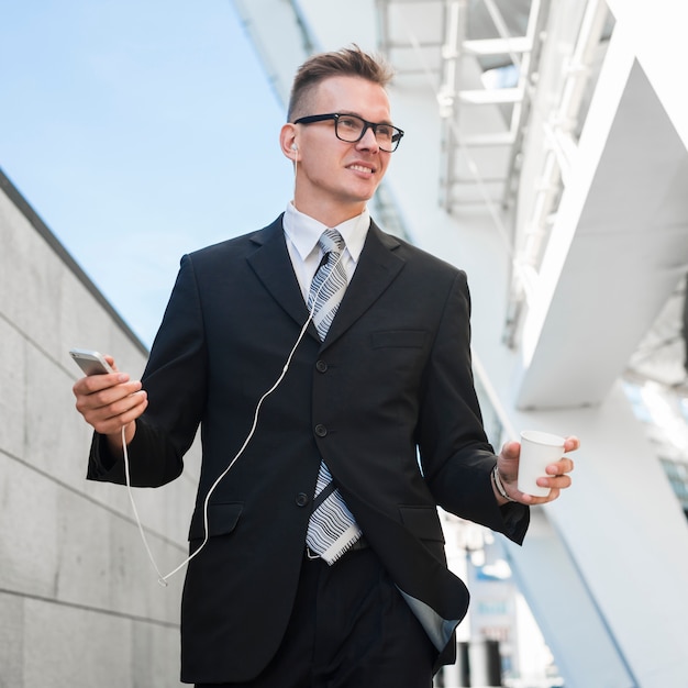 Foto gratuita hombre de negocios con auriculares