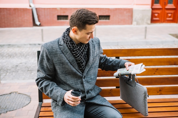 Foto gratuita hombre de negocios en un banco