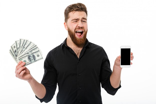 Hombre de negocios barbudo feliz en camisa con dinero