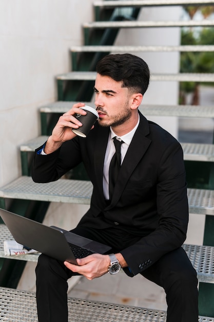 Foto gratuita hombre de negocios bebiendo café