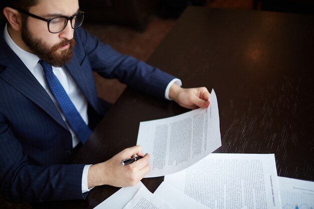 Hombre de negocios con bolígrafo y un contrato