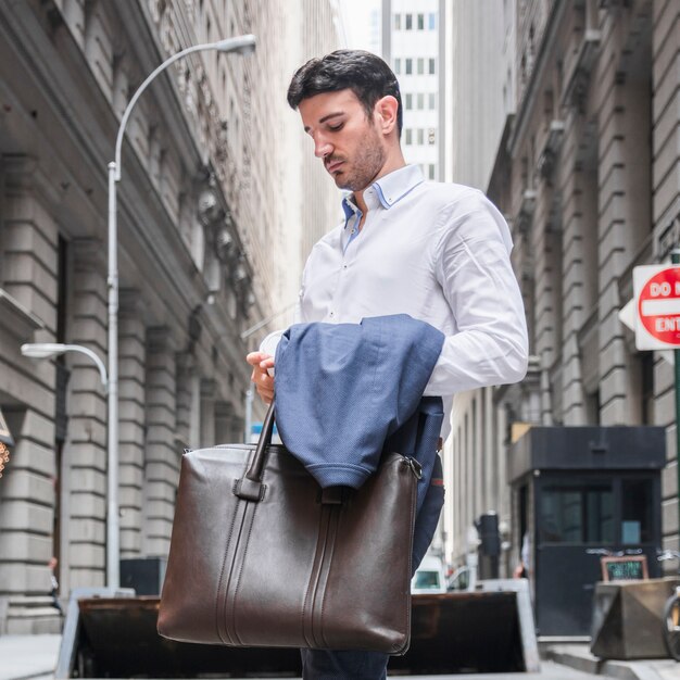 Hombre de negocios con bolsa y taza