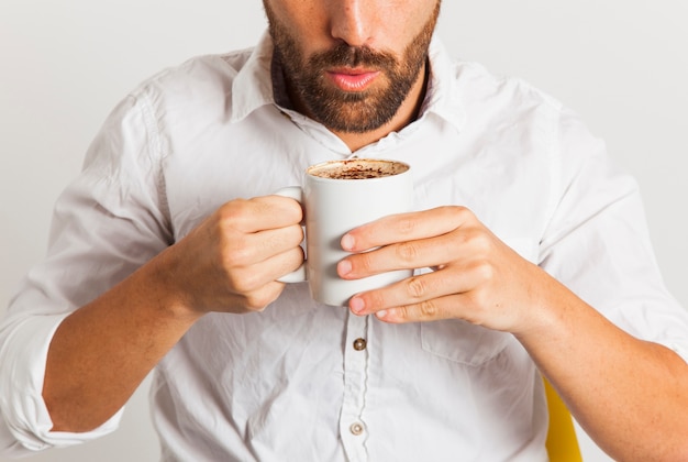 Foto gratuita hombre de negocios con café caliente