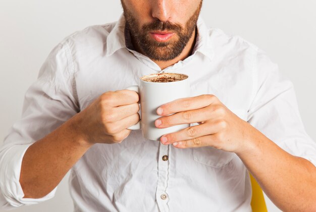 Hombre de negocios con café caliente