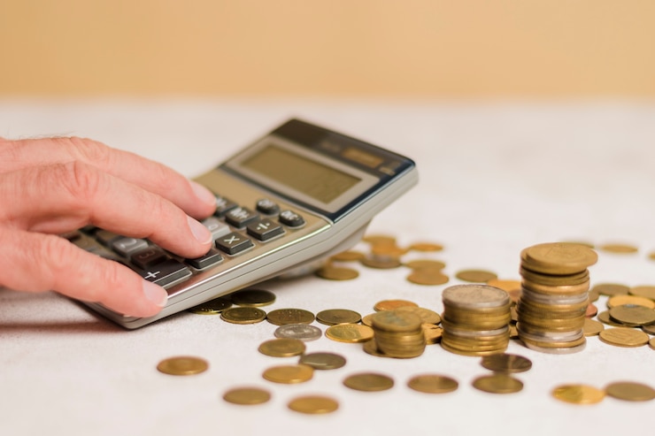 Foto gratuito hombre de negocios calculando dinero