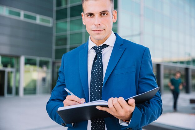 Hombre de negocios con carpeta abierta