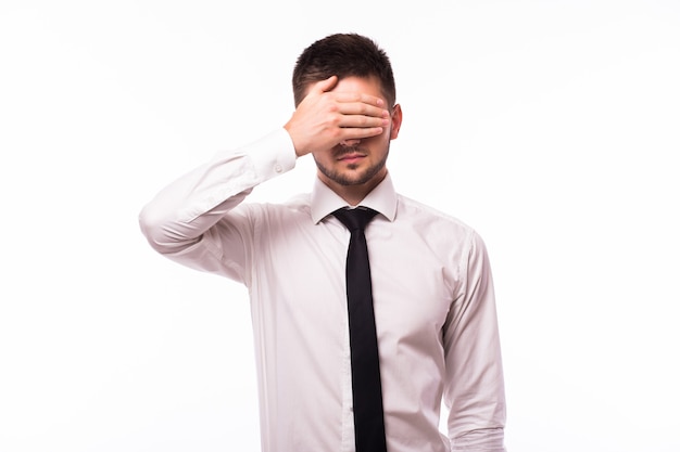 Hombre de negocios caucásico aislado sobre fondo blanco que cubre los ojos con las manos