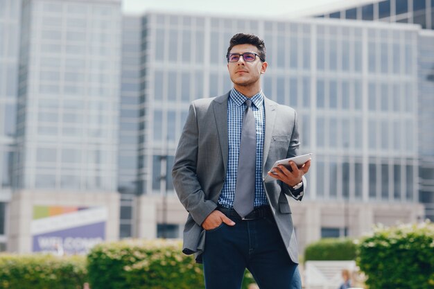 hombre de negocios en una ciudad de verano