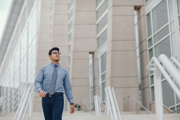 hombre de negocios en una ciudad de verano