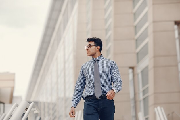 hombre de negocios en una ciudad de verano