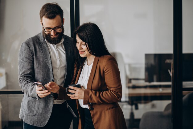 Hombre de negocios con el cliente discutiendo el proyecto