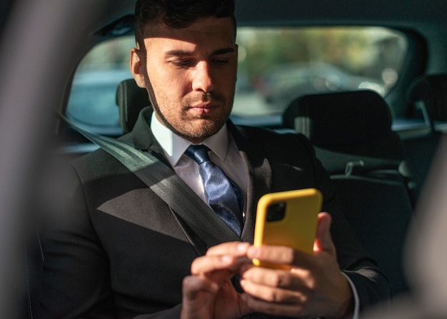 Hombre de negocios en el coche siendo el pasajero