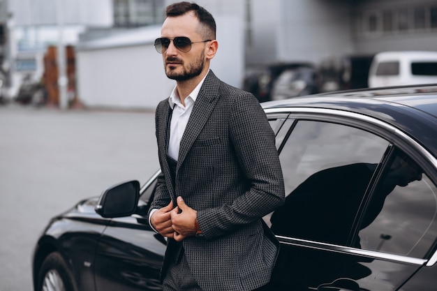 Foto gratuita hombre de negocios en el coche