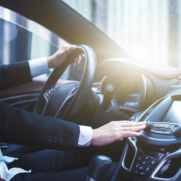 Foto gratuita hombre de negocios en el coche