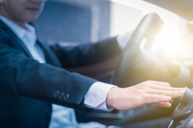 Foto gratuita hombre de negocios en el coche