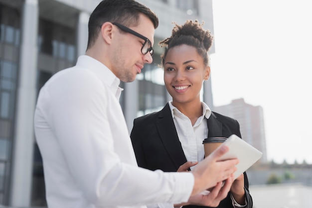 Hombre de negocios compartiendo idea con colega