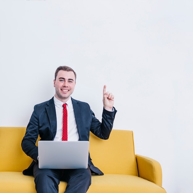 Hombre de negocios con la computadora portátil que tiene idea