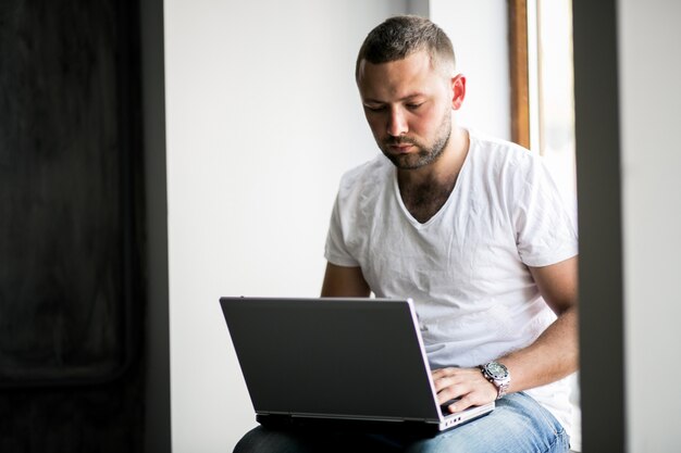 Hombre de negocios con la computadora portátil