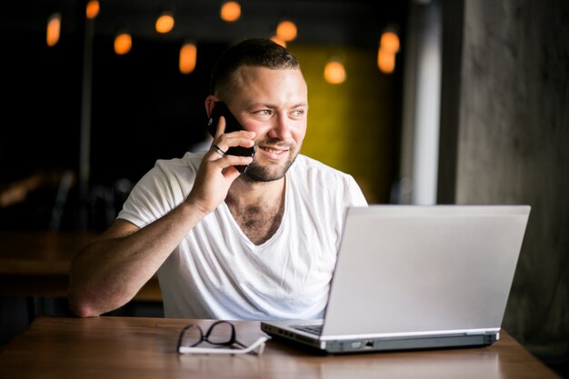 Hombre de negocios con la computadora portátil