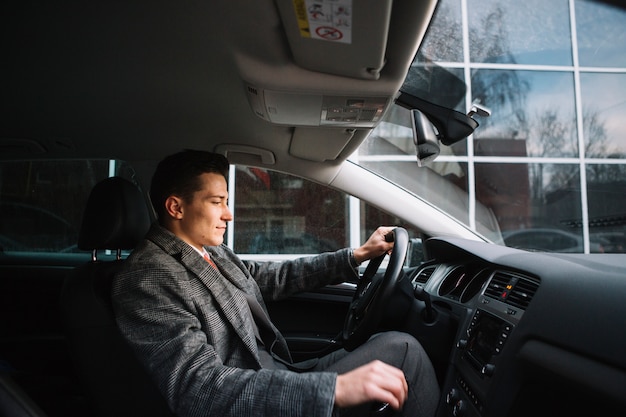 Foto gratuita hombre de negocios conduciendo