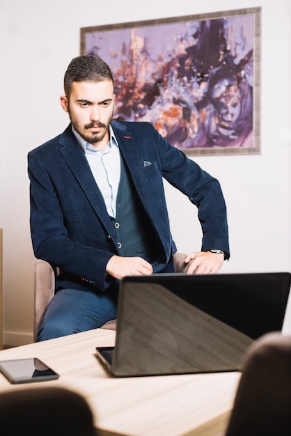 Hombre de negocios confía en la computadora portátil