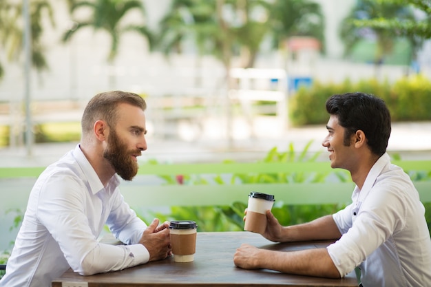 Hombre de negocios confiado que explica su plan al socio