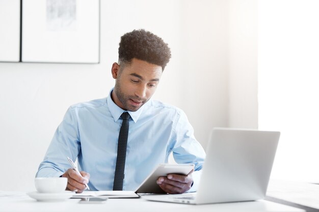 Hombre de negocios confiado que trabaja en el escritorio