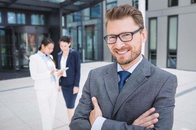 Hombre de negocios confiado sonriendo