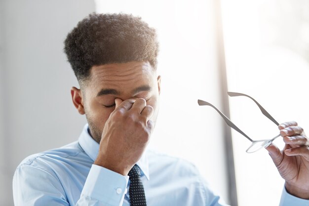 Hombre de negocios confiado trabajando duro