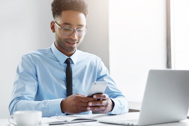 Hombre de negocios confiado trabajando en su computadora portátil