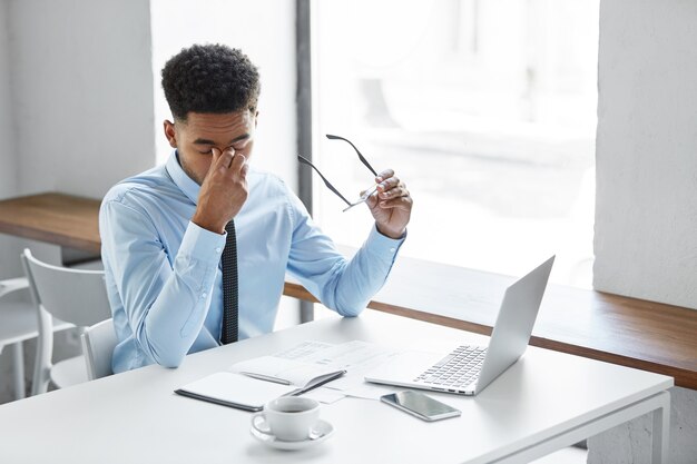 Hombre de negocios confiado trabajando en su computadora portátil