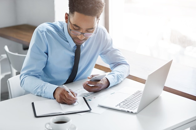 Hombre de negocios confiado trabajando en su computadora portátil