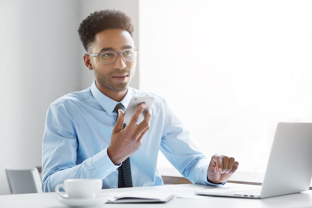 Hombre de negocios confiado trabajando en su computadora portátil