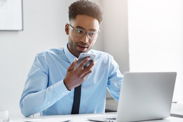 Hombre de negocios confiado trabajando en su computadora portátil