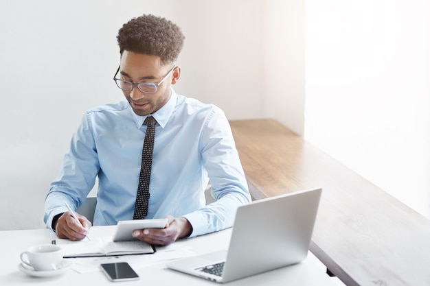 Hombre de negocios confiado trabajando en su computadora portátil