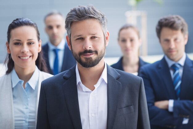 Hombre de negocios confidente con colegas