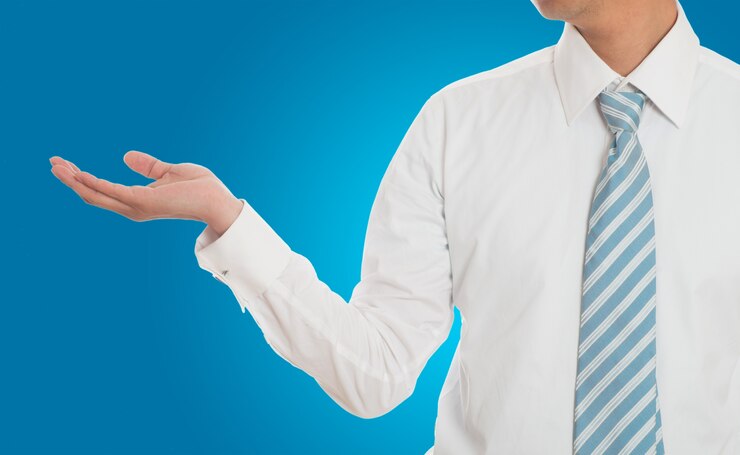 Foto gratuito hombre de negocios con corbata de rayas