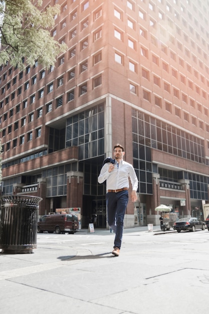 Foto gratuita hombre de negocios corriendo para trabajar