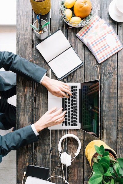 Hombre de negocios de la cosecha usando la computadora portátil