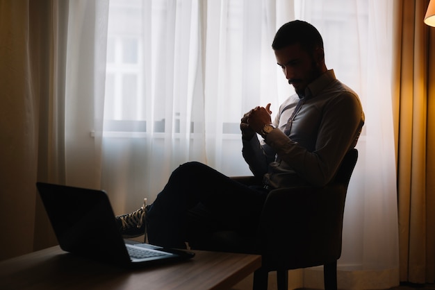 Foto gratuita hombre de negocios en cuarto oscuro