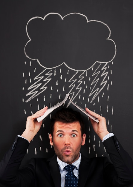 Foto gratuita hombre de negocios, cubierta, cabeza, de, lluvia