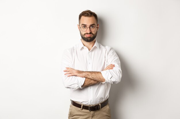 Hombre de negocios decepcionado haciendo pucheros, de pie disgustado